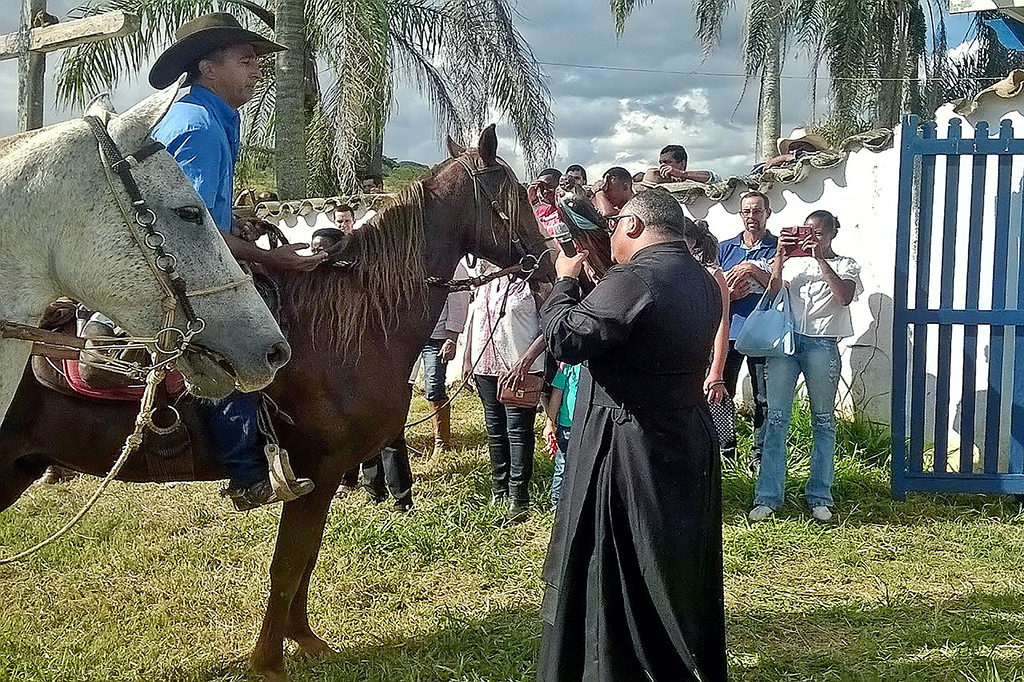 CAVALO PULANDO na CAVALGADA 