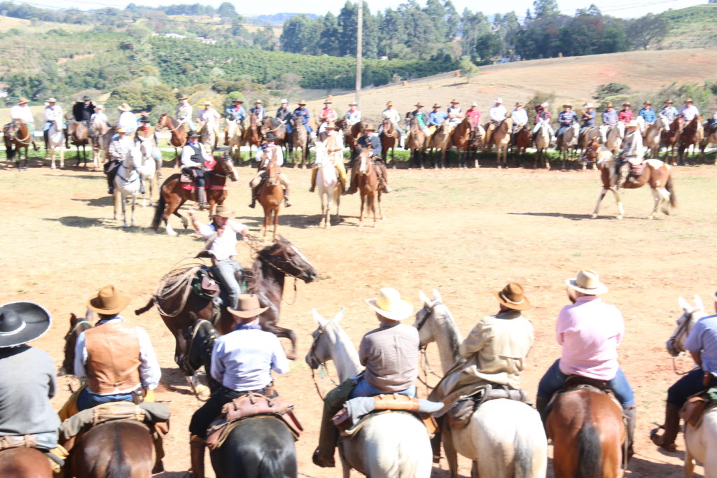 CAVALO PULANDO na CAVALGADA 